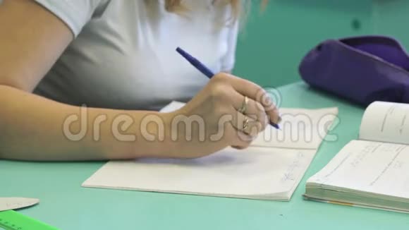十几岁的孩子在上课时写字视频的预览图