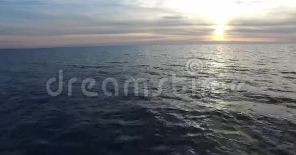 海上美丽日落的鸟瞰图视频的预览图