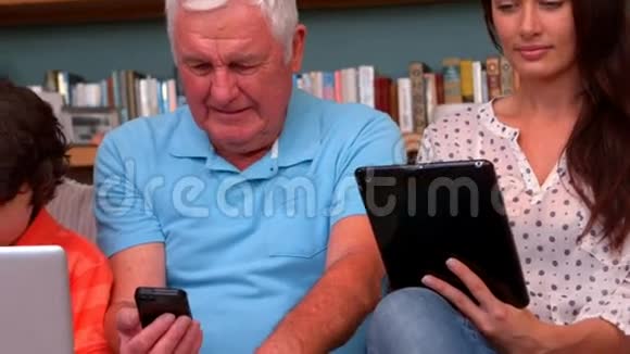 家庭使用笔记本电脑平板电脑和智能手机视频的预览图