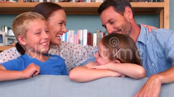 微笑的家人在一起交谈视频的预览图