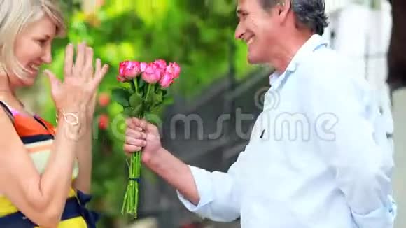 男人送花给女人视频的预览图