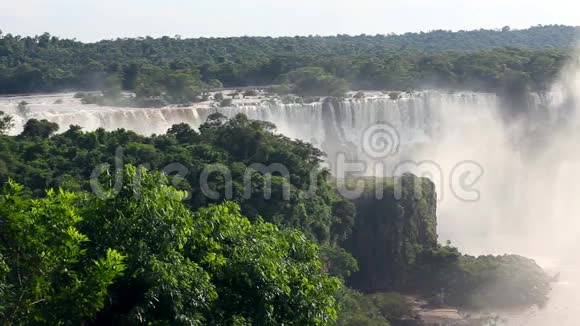 全世界著名的伊瓜苏瀑布位于巴西和阿根廷边境视频的预览图