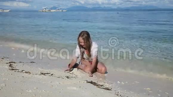 快乐的孩子夏天在海滩上玩沙子视频的预览图