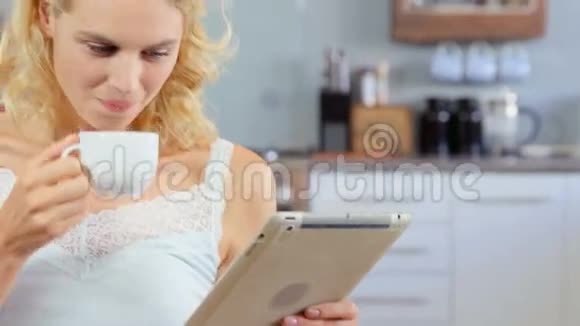 女人喝咖啡用药片视频的预览图