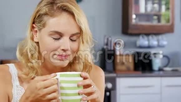 金发女人喝杯咖啡视频的预览图