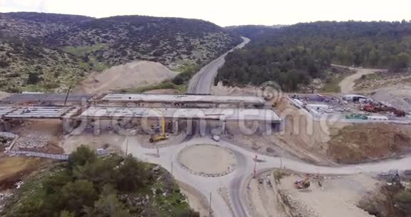 一个大型公路建筑工地的空中镜头视频的预览图