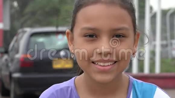 快乐的女孩微笑的孩子视频的预览图