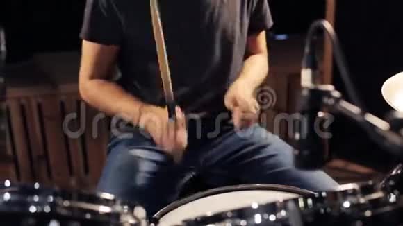 男音乐家演奏鼓和视频的预览图