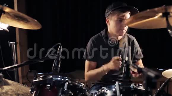 男音乐家演奏鼓和视频的预览图