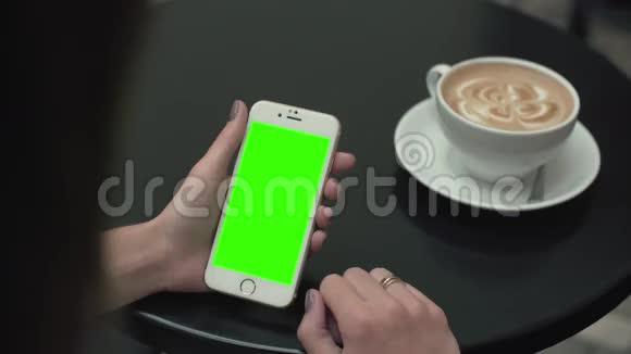 使用带有绿色屏幕手机的女人视频的预览图