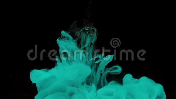 五颜六色的绿松石墨水混合在水中在黑色背景下轻轻旋转复制空间视频的预览图