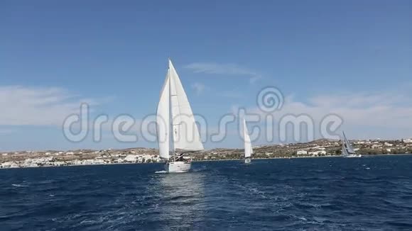 帆船的游艇在海上的海浪中乘风破浪视频的预览图