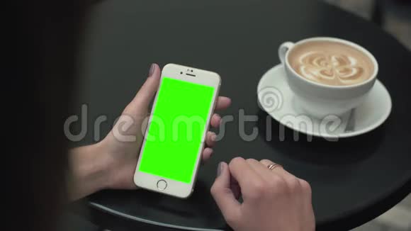 使用带有绿色屏幕手机的女人视频的预览图