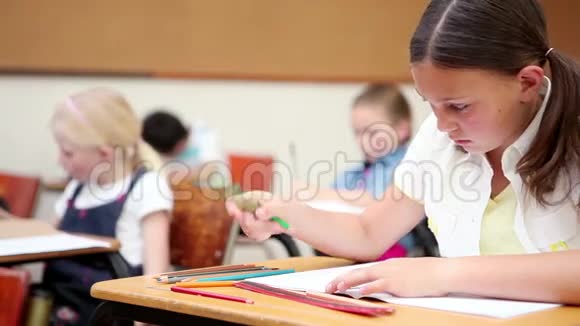 小学生在她的笔记本上写字视频的预览图