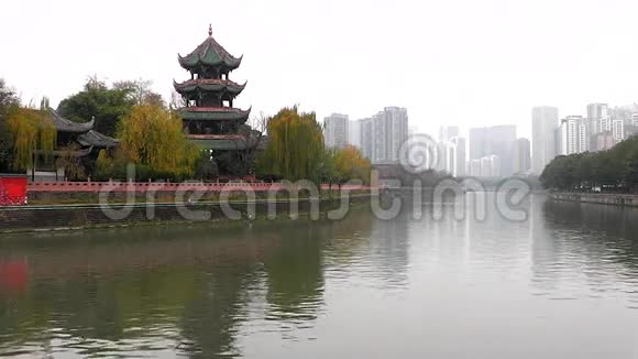 中国公园的雾天视频的预览图