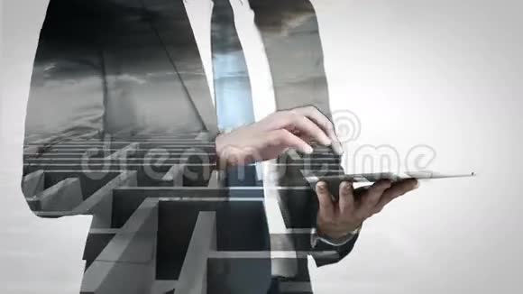 商人手持平板电脑的动画视频的预览图