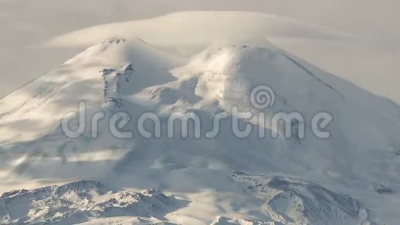 云的形成和运动直到中高加索山脉陡峭的山坡视频的预览图