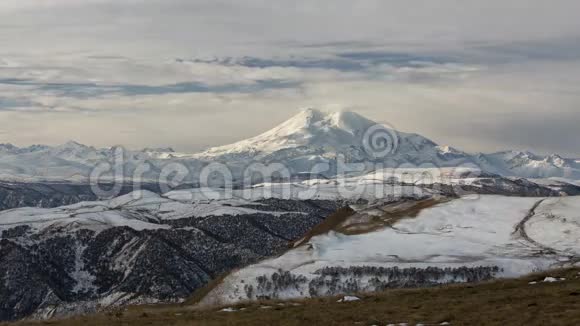 云的形成和运动直到中高加索山脉陡峭的山坡视频的预览图