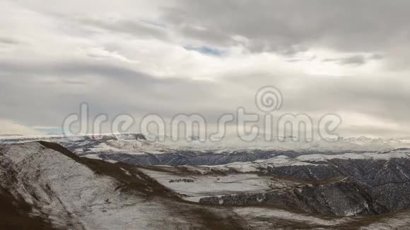 云的形成和运动直到中高加索山脉陡峭的山坡视频的预览图