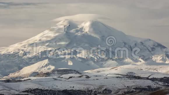 云的形成和运动直到中高加索山脉陡峭的山坡视频的预览图