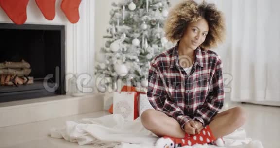 在圣诞树前时髦的年轻女子视频的预览图