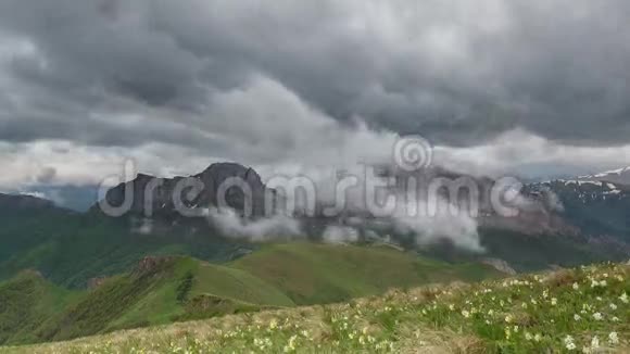 AdygeaBolshoyThach和高加索山脉夏季斜坡上云的形成和移动视频的预览图