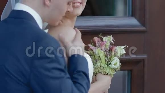 新娘和新郎向户外摄影师摆姿势视频的预览图