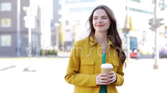快乐的年轻女子在城市大街喝咖啡视频的预览图