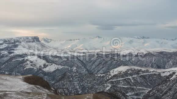 云的形成和运动直到中高加索山脉陡峭的山坡视频的预览图