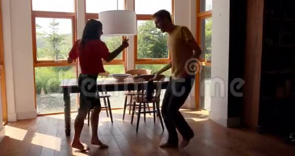可爱的年轻夫妇一起跳舞视频的预览图