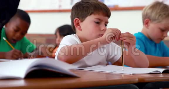 小男孩在课堂上写作视频的预览图