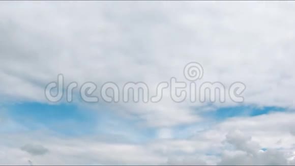 白云在美丽的天空上视频的预览图