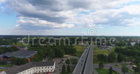 空中镜头阳光明媚的一天无人机在城市里飞来飞去视频的预览图