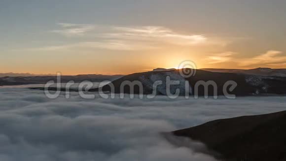 云的形成和运动直到中高加索山脉陡峭的山坡视频的预览图