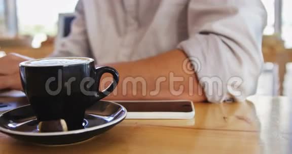 男人一边喝咖啡一边用笔记本电脑视频的预览图