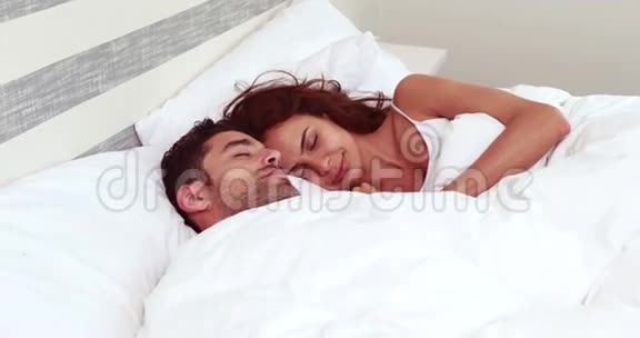 快乐的夫妻睡在一起视频的预览图
