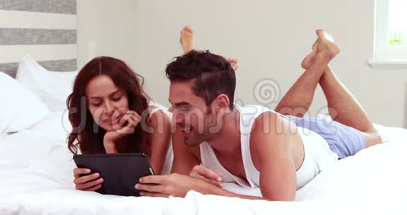 快乐的一对夫妇一起使用平板电脑视频的预览图