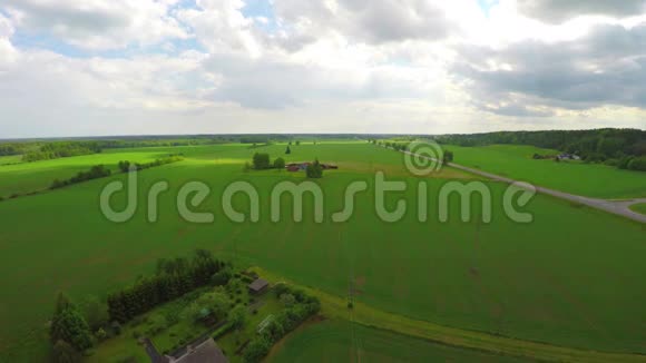 令人惊叹的空中拍摄了茂盛的绿色田野和草地在农村视频的预览图