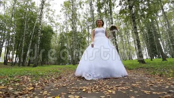 新娘穿着婚纱带着花束走进来视频的预览图