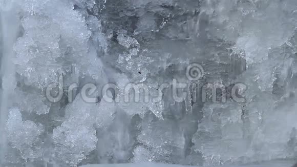 冬季瀑布上的水流以冰的形式封闭视频的预览图