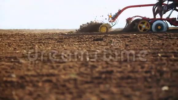 农用拖拉机播种栽培田视频的预览图