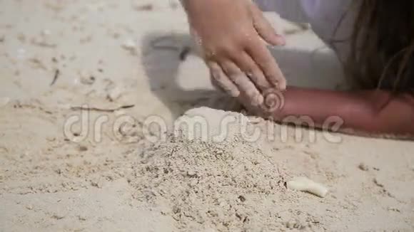 快乐的孩子夏天在沙滩上玩沙子视频的预览图