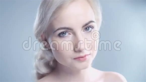 白色背景上迷人的金发微笑女性肖像视频的预览图