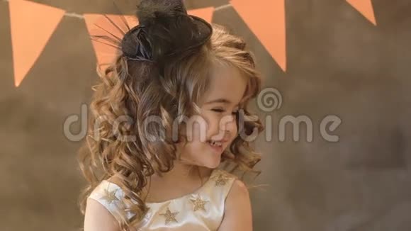 美丽快乐的小女孩的肖像视频的预览图