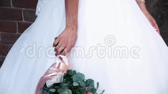 美丽的新娘捧着婚礼花束视频的预览图