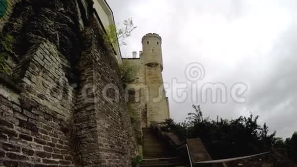 中世纪塔城墙的一部分爱沙尼亚塔林视频的预览图