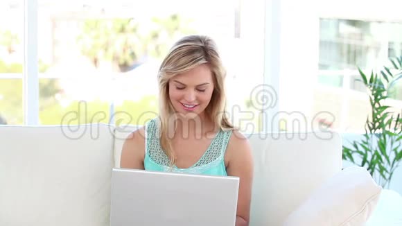 年轻女人用笔记本电脑视频的预览图
