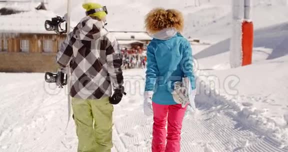冬季滑雪场的年轻夫妇视频的预览图