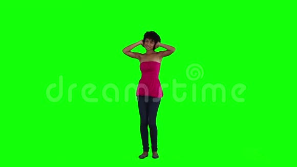 一个戴着耳机的女人在跳舞视频的预览图