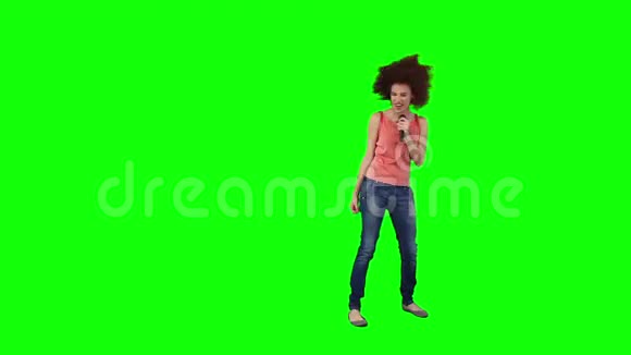 一个拿着麦克风的女人在唱歌视频的预览图